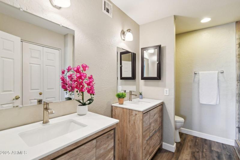 Owner's bath w/dual vanities