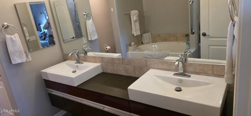 Primary dual sinks