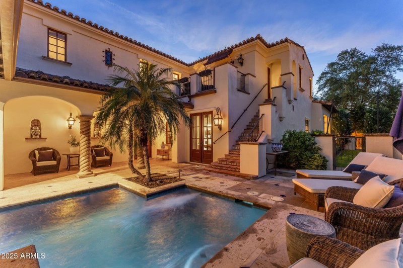 7-8916 Staircase to Guest Quarters