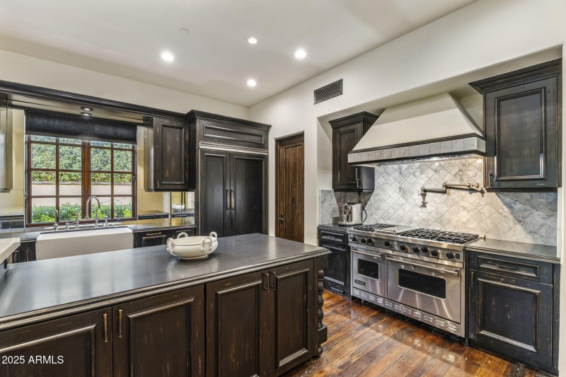 16-8460 - Kitchen - Viking Range