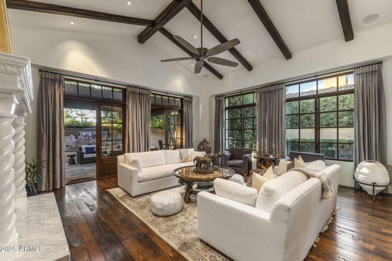 21-8482 - Great Room - Patio Entry