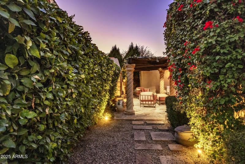 24-0529 - Lush Pathway to Front Courtyar