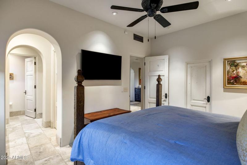 29-0186 - View to Batrhoom and Walk-In C