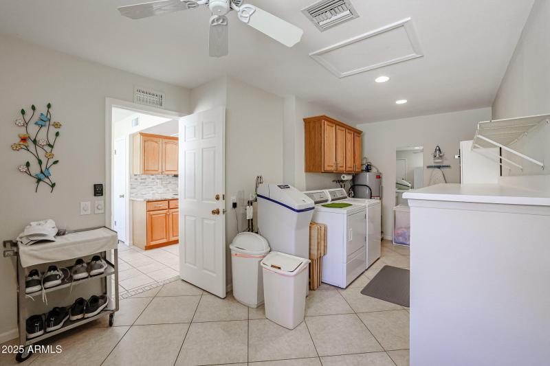 LARGE LAUNDRY ROOM