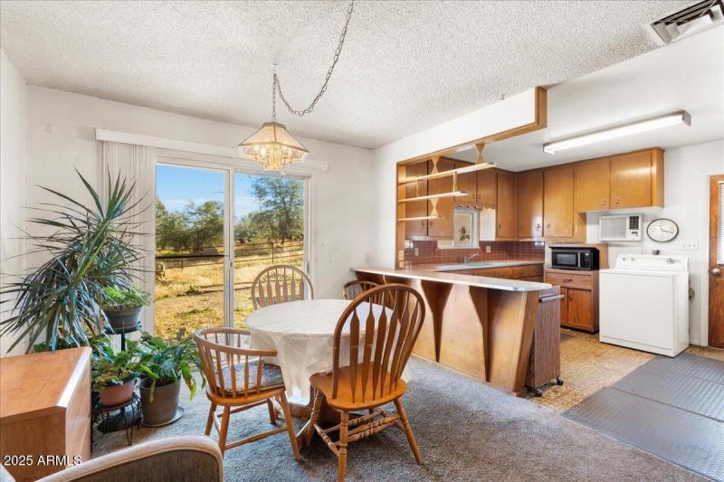 06-Dining Area & Kitchen