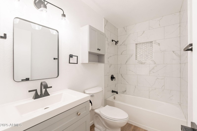 Guest Bathroom with shower & Tub