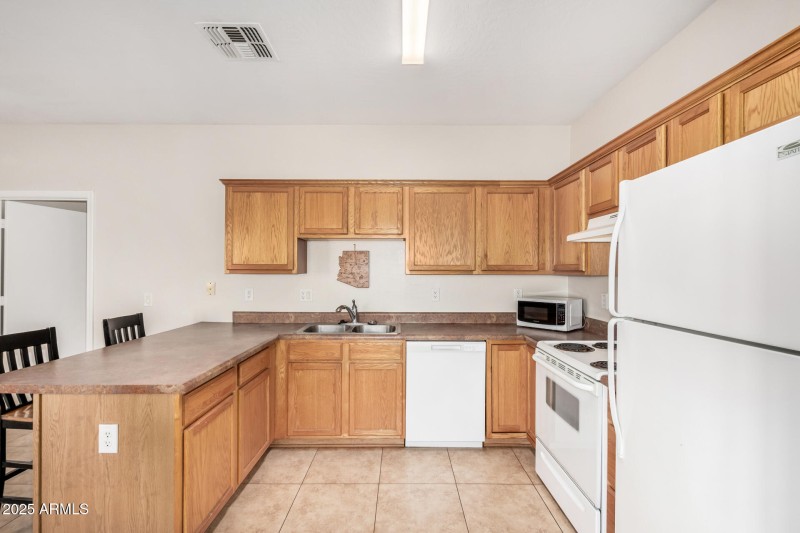 KITCHEN W/LOTS OF STORAGE