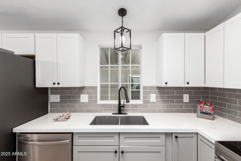 3301 S Goldfield Rd 2006