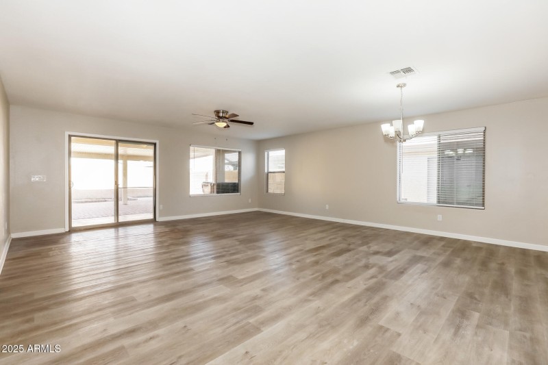 005-photo-dining-room-14979959