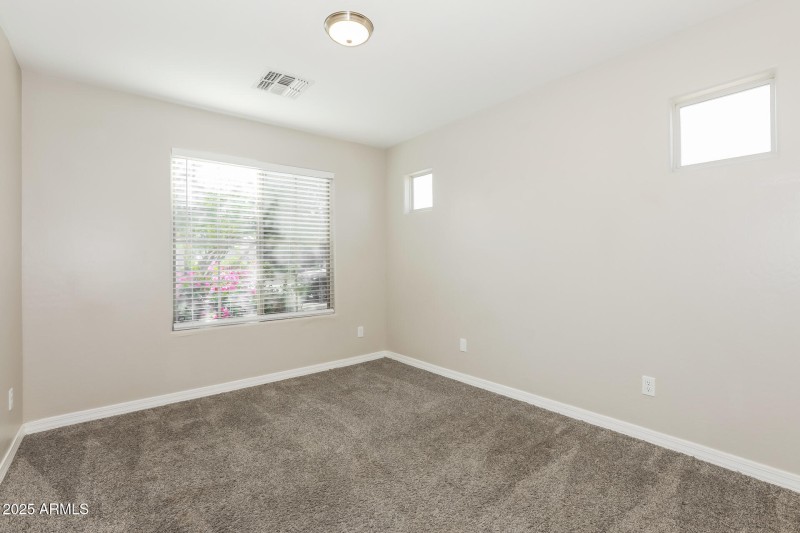 016-photo-bedroom-14979952