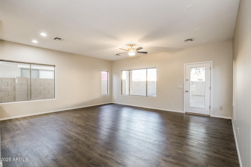 006-photo-living-room-15003484