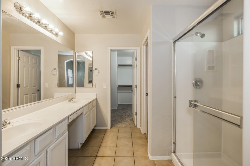 014-photo-main-bathroom-15003476