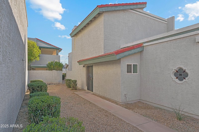 Private Entry and Yard Space!