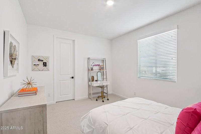 52-web-or-mls-E Waller Ln-S1012-1-006