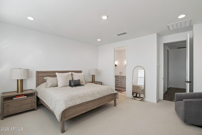 48-web-or-mls-E Waller Ln-S1012-1-002