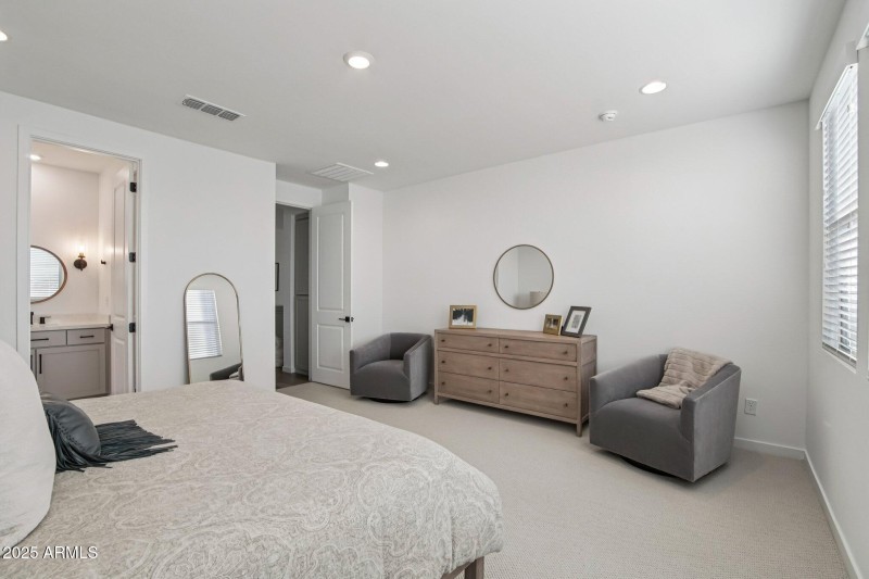 47-web-or-mls-E Waller Ln-S1012-1-001