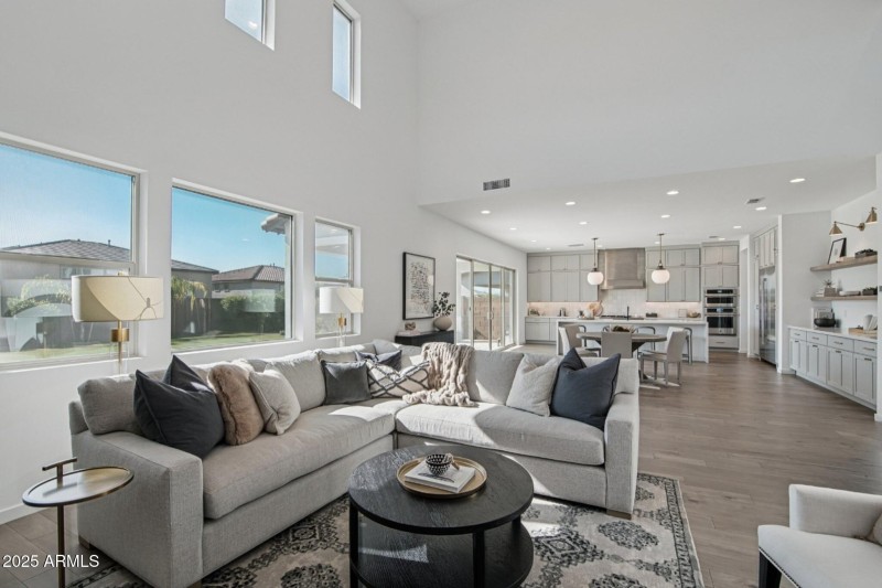 9-web-or-mls-E Waller Ln-S2611-009