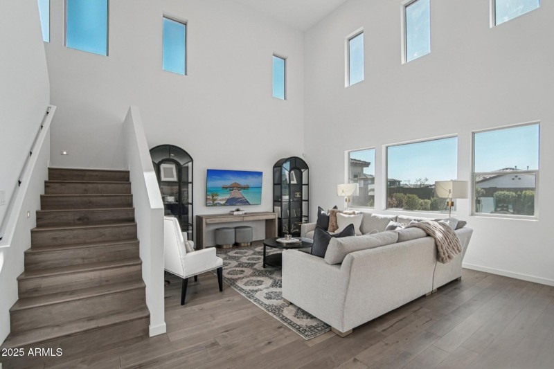 6-web-or-mls-E Waller Ln-S2611-006 (2)