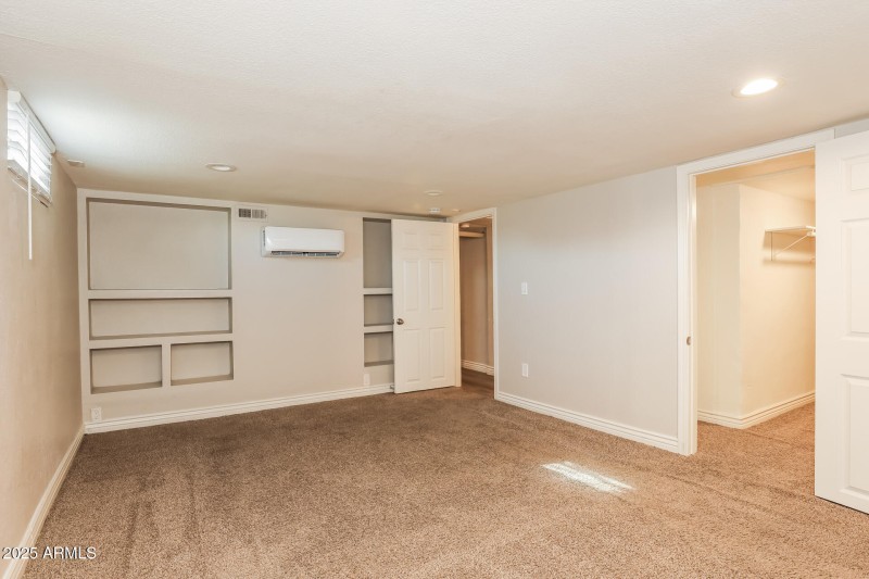 011-photo-main-bedroom-15003318