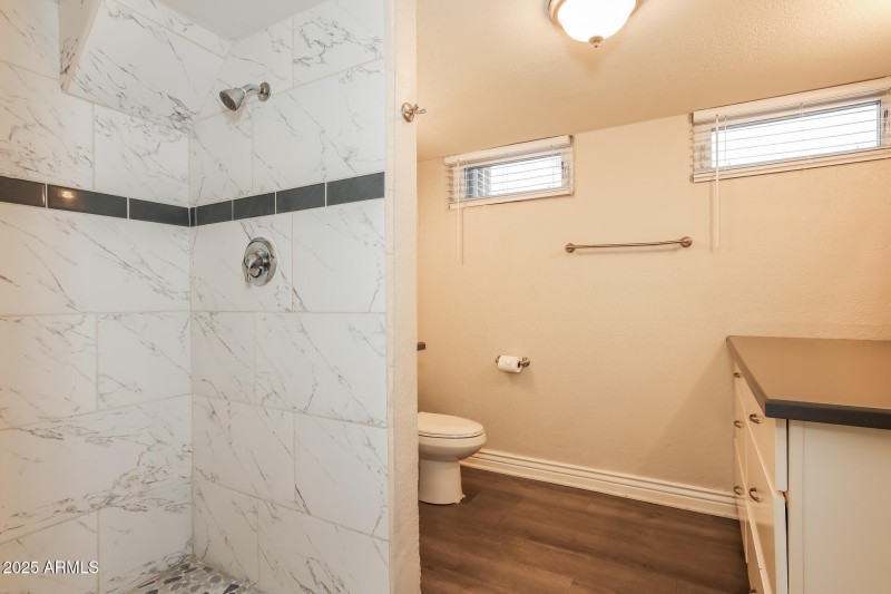 012-photo-main-bathroom-15003320