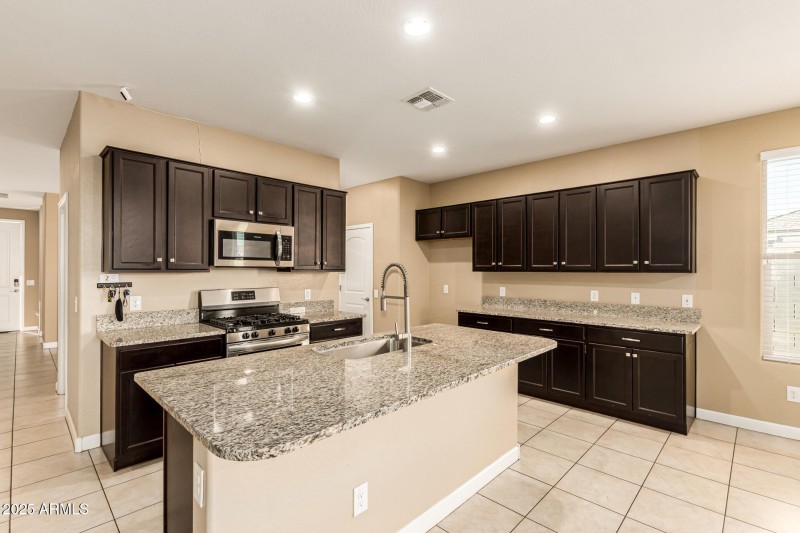 Kitchen w/ Island Seating