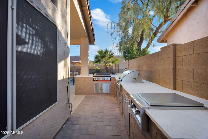 Awesome outdoor kitchen!