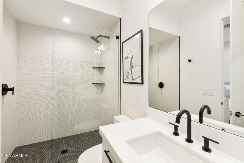 Secondary Bathroom w/Walk In Closet