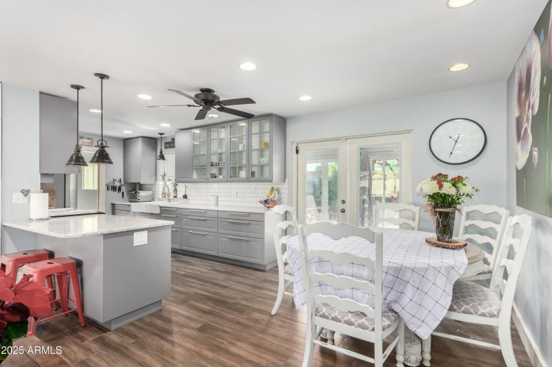 Dining area & breakfast bar