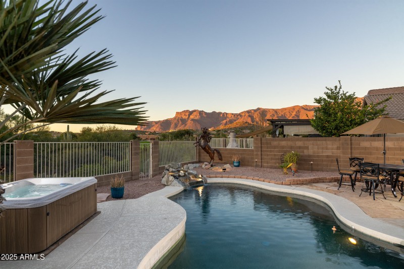 Pool & Spa with VIEW!