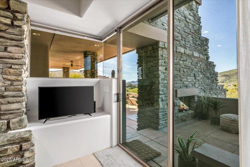 21-Primary Suite Sitting Area