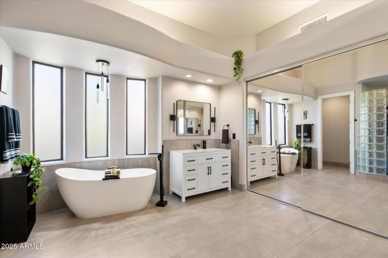 Primary en-suite bath 1