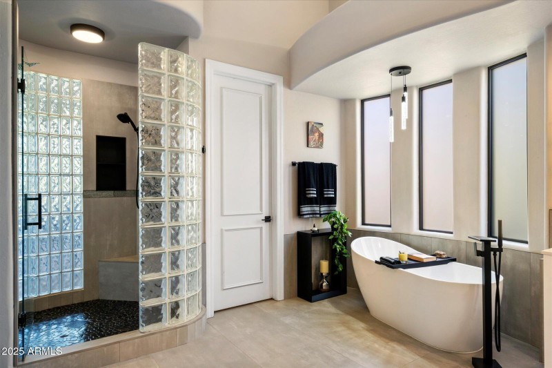 Primary en-suite bath 2