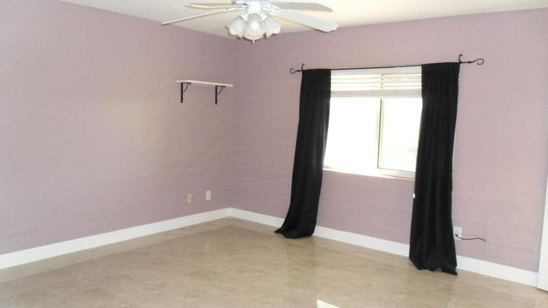 master w/ vaulted ceiling