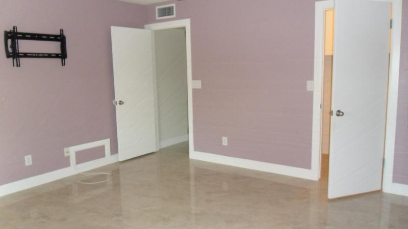 master w/ vaulted ceiling