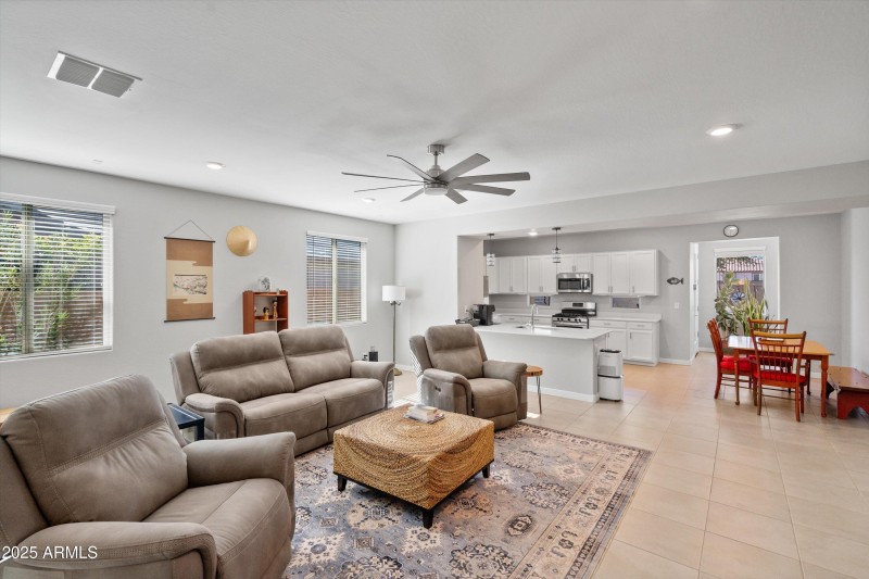 07-Family Room to Kitchen