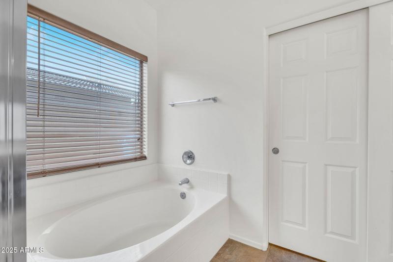 28-web-or-mls-21279 E Twin Acres Dr -30