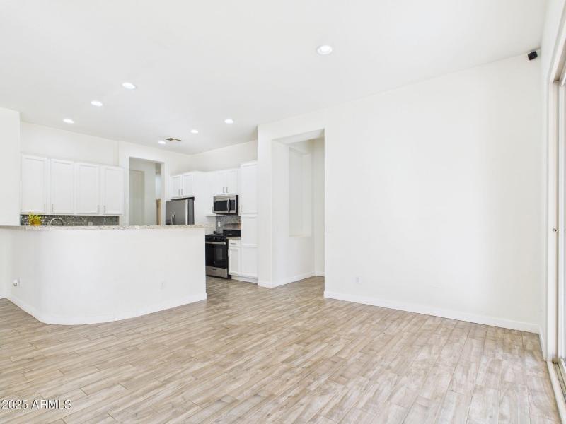 KITCHEN & BREAKFAST BAR