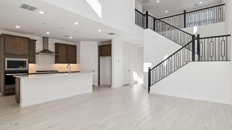 3985_Phoenician_Lot 2081_Aloravita_Peori