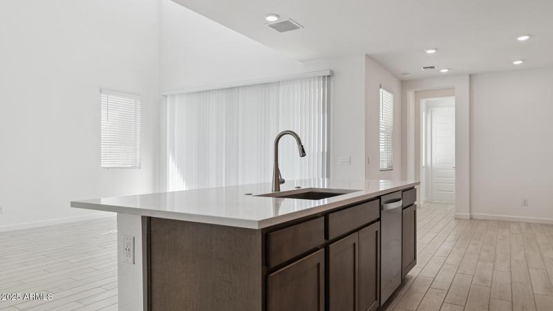 3985_Phoenician_Lot 2081_Aloravita_Peori