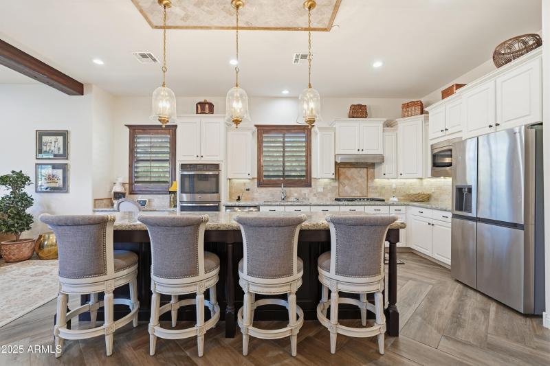 ISLAND WITH BREAKFAST BAR