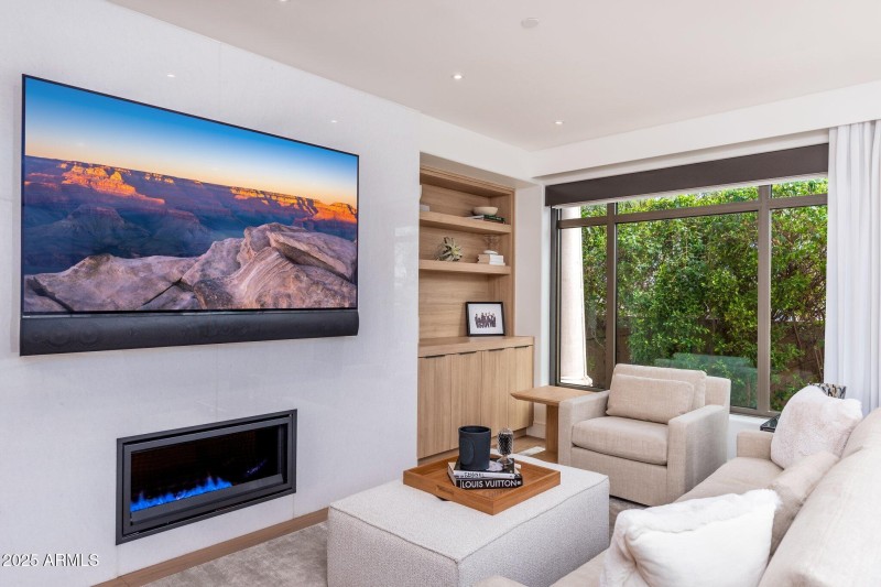 Great Room w/gas fireplace