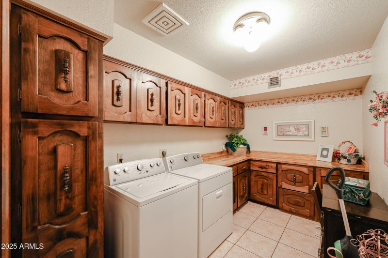 SPACIOUS LAUNDRY ROOM -a