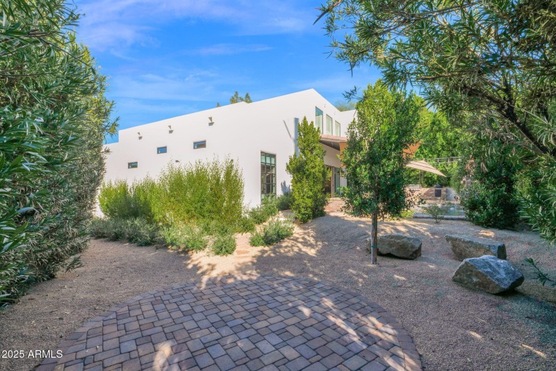 Lots of extra entertainment space!