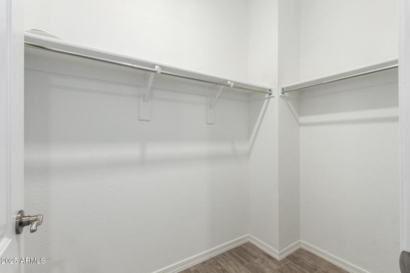 Ensuite Walk in Closet t