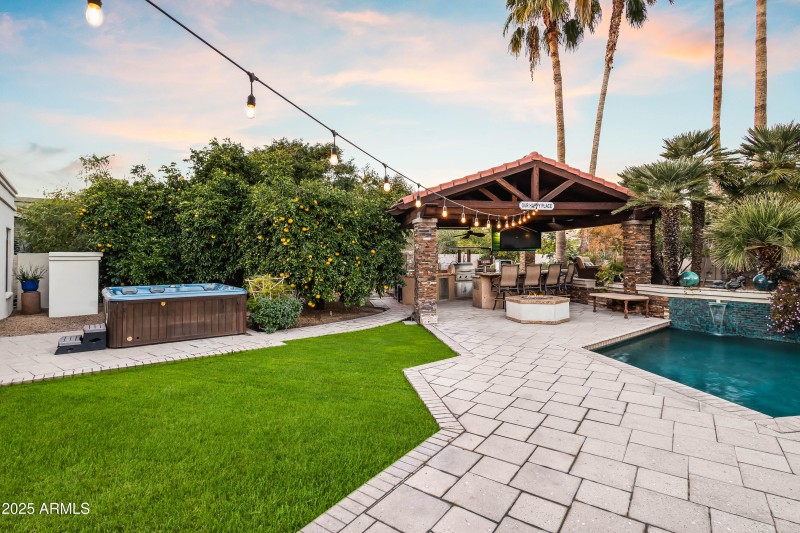 RAMADA & ABOVE GROUND SPA - TWILIGHT