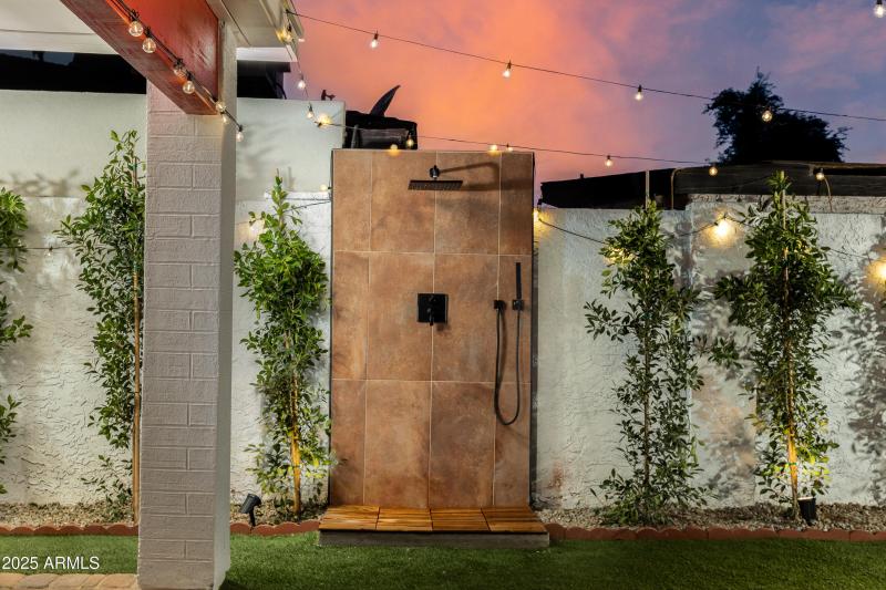 OUTDOOR SHOWERS