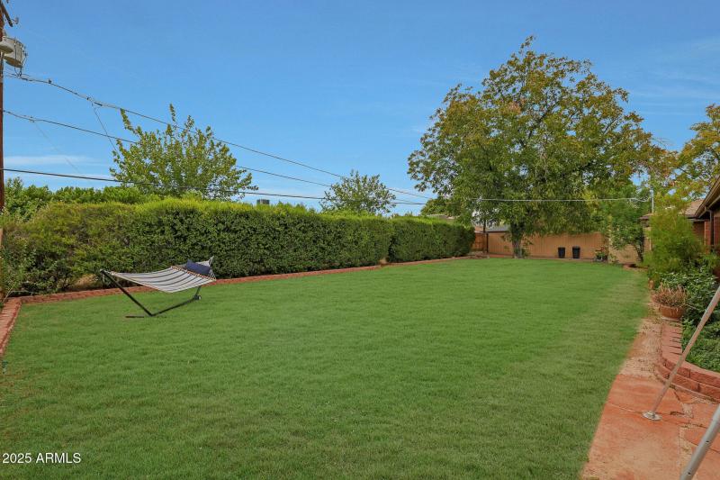 Large Backyard - Fully Enclosed