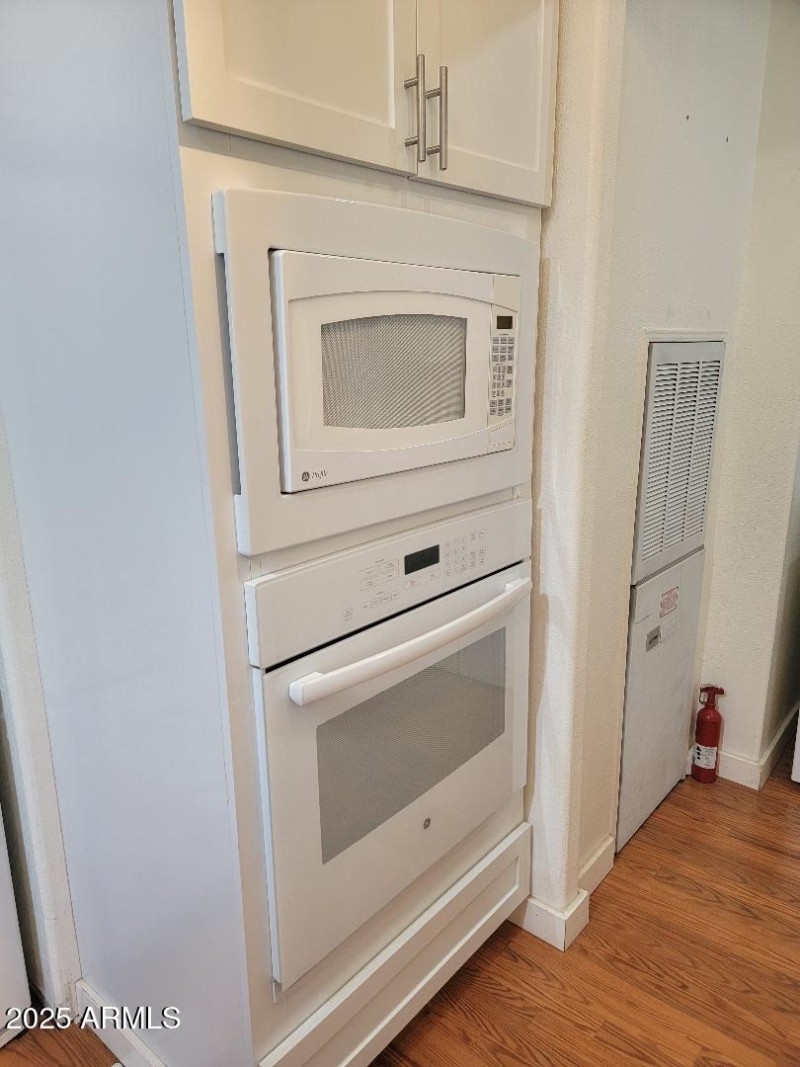 812 wall oven and microwave