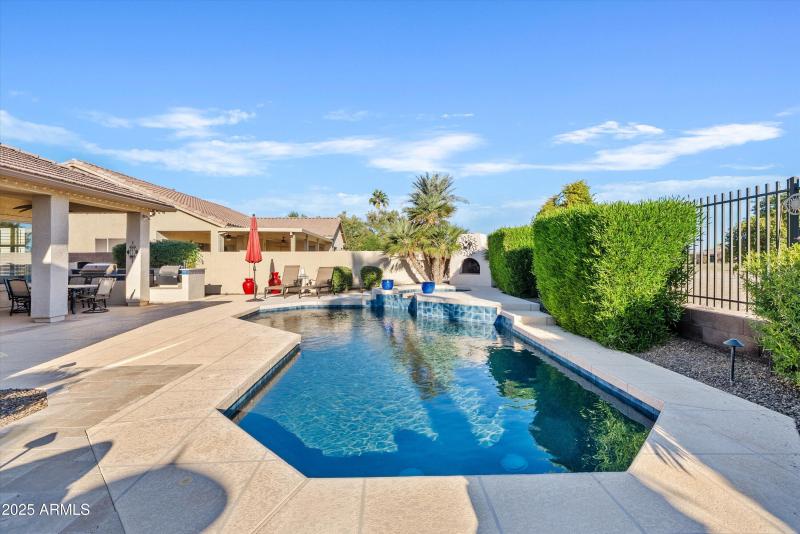 Sparkling pool & spa