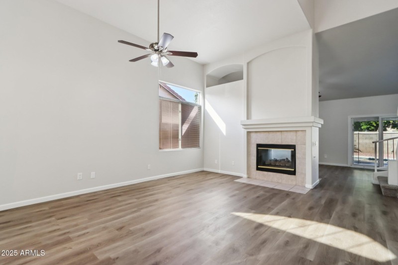 8-web-or-mls-E Oakland St-S1512-008